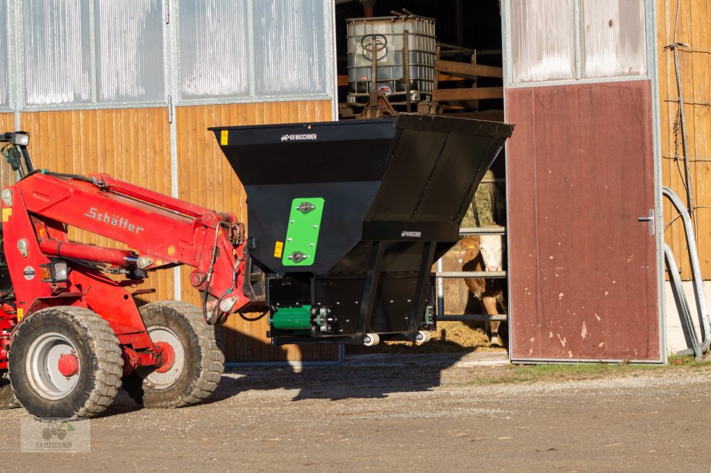 Einstreutechnik of the type KH Maschinen Einstreugerät | Einstreumaschine |  Futterverteiler | 1,9m³| Euroaufnahme, Neumaschine in Schrozberg (Picture 1)